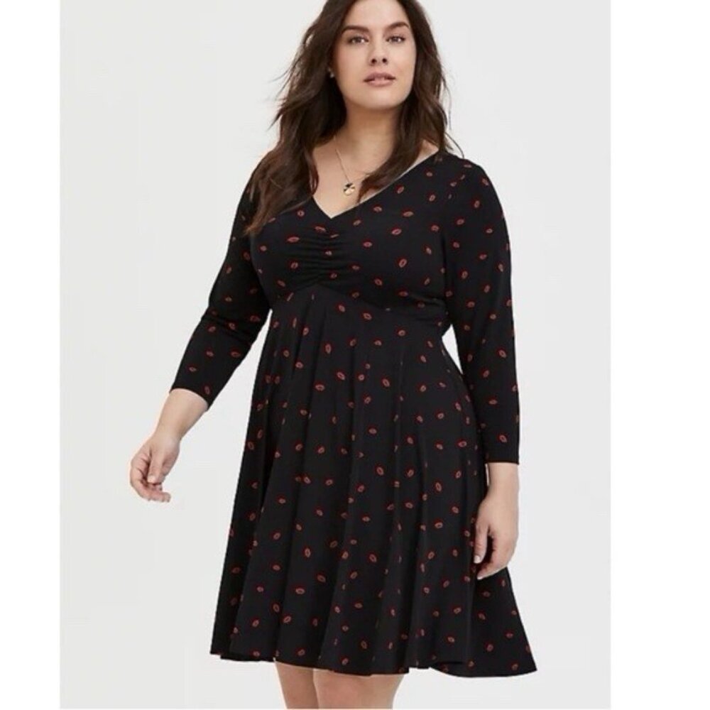Torrid Size 00  Black Lipstick Kiss Skater Dress  V-neck EUC!